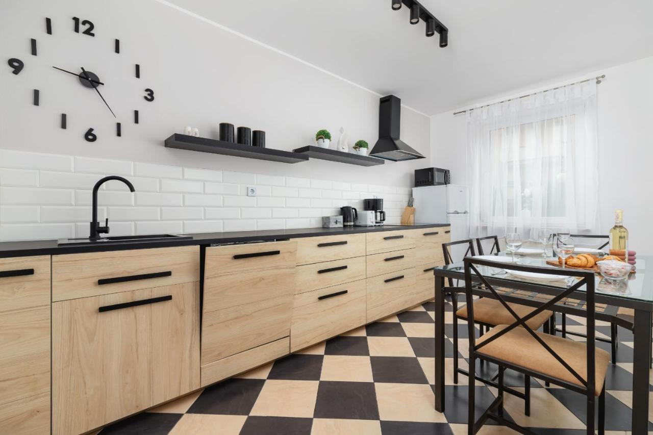 Pleasant Apartment With Terrace Cracow By Noclegi Renters Krakow Exterior photo